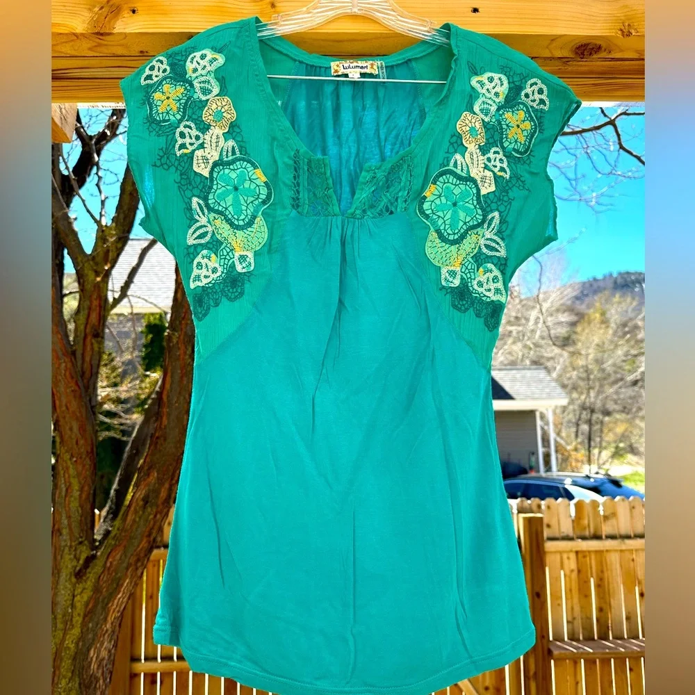 Lulumari NWOT Turquoise Yellow Green Top Shirt Appliqué Embroidered Large - Picture 2 of 13